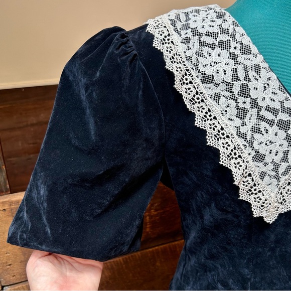 Vintage Wednesday Adams Goth Velvet Dress w Victorian Lace Collar & Puff Sleeves - Picture 10 of 14